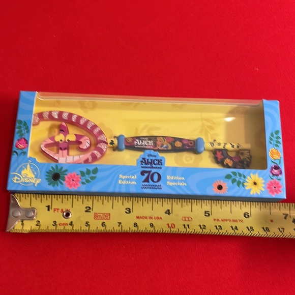 DISNEY SPECIAL EDITION 70th ANNIVERSARY ALICE COLLECTABLE KEY (NEW) - Picture 4 of 5